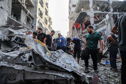 Palestinos revisan las ruinas de un edificio tras los ataques aéreos israelíes, en el norte de la Franja de Gaza. (Xinhua)
�