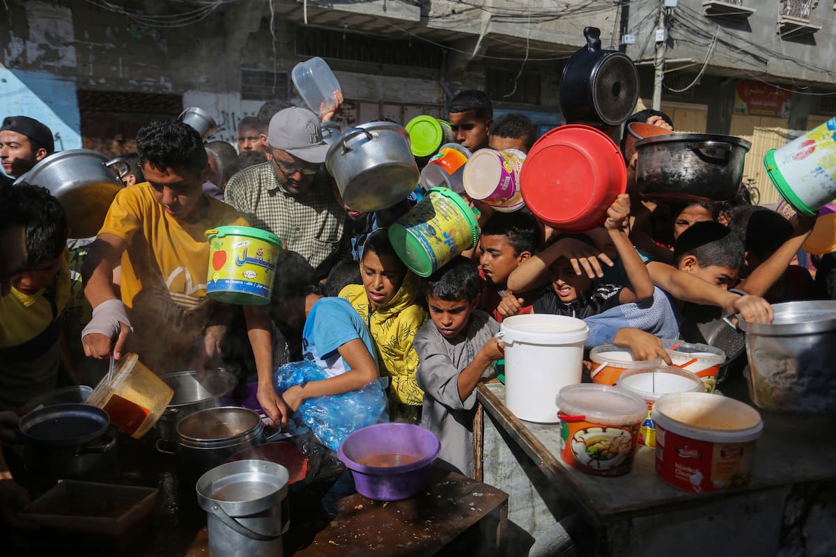 Palestinos se agolpan para recibir comida en Rafah, en el sur de la Franja de Gaza