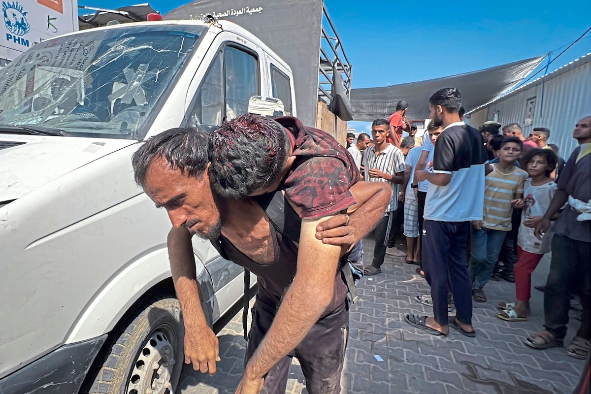 Palestinos trasladan a los heridos al hospital Al-Awda en el campamento de Nusairat después de que soldados israelíes abrieran fuego contra los palestinos que intentaban llegar a los puntos de distribución de ayuda estadounidense