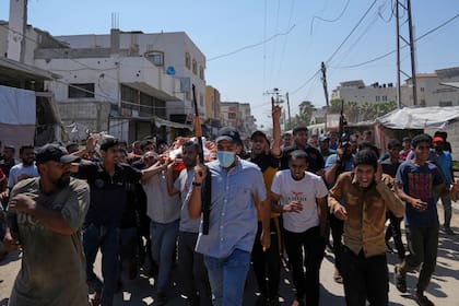 Palestinos trasladan el cuerpo de Farouq Khattab, de 29 años, que murió en un ataque israelí en la Franja de Gaza, el 2 de julio