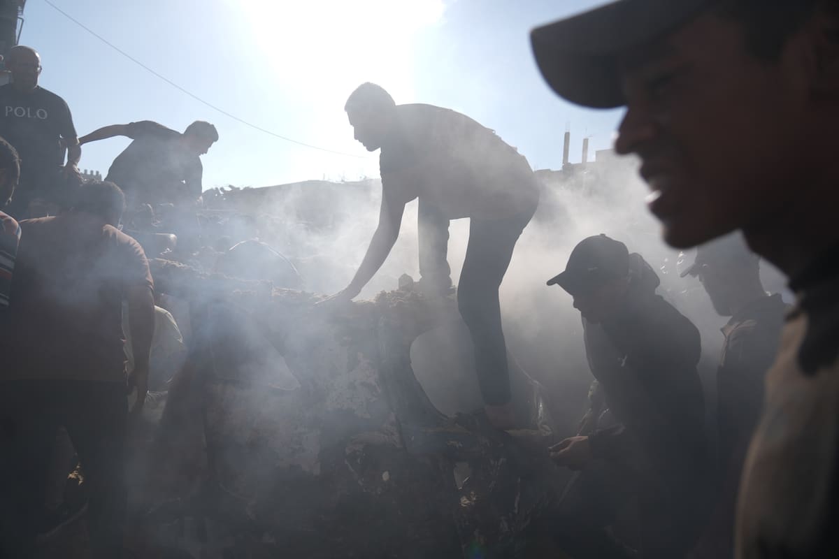 Palestinos tratan de reparar un vehículo dañado tras un bombardeo israelí en Ciudad Gaza el 19 de se
