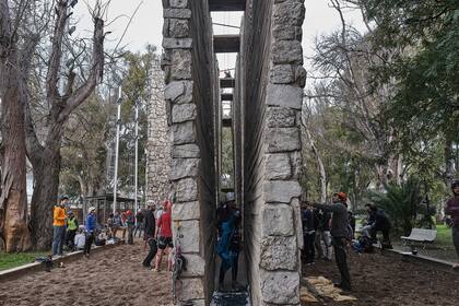 Los bordes son irregulares y forma lo que se llama espolones, por donde se puede escalar; la palestra tiene una pared doble lo que garantiza mayor superficie de uso