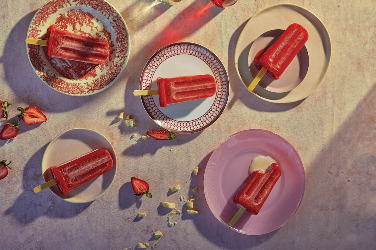 Paletas de frutilla y chocolate blanco. Foto: Ramiro González. Producción: Sofía Di Nunzio