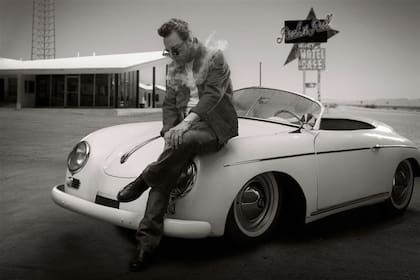 Palito, en una de las fotos del disco, como James Dean en Rebelde sin causa
