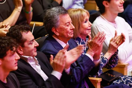 Palito Ortega disfruta, junto a su esposa, Evangelina Salazar, y el secretario de Cultura de la Nación, Leonardo Cifelli, del reconocimiento a su trayectoria que organizaron en el Palacio Libertad