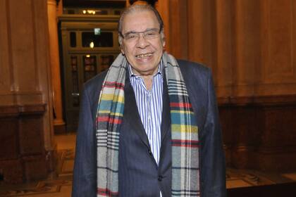Enrique Pinti, antes de ingresar al show que se dio en el Teatro Colón