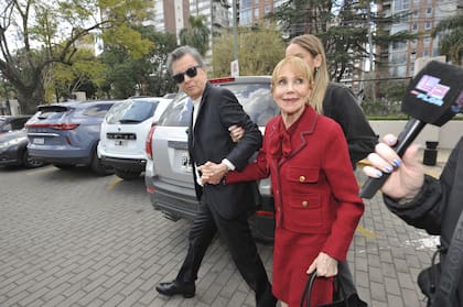 Palito Ortega junto a Evangelina Salazar e India Ortega al llegar al registro civil