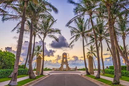 Palm Beach, Florida, EUA, torre de relojería en Worth Ave