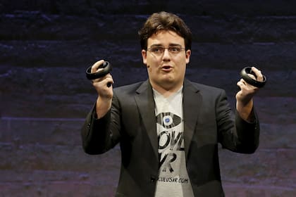Palmer Luckey en 2015, durante la presentación de los mandos para Oculus Rift