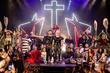 Palo Neiman y Horacio Rubianes presentaron Ke Santa, la tercera colección de Tebas, en el teatro Margarita Xirgú