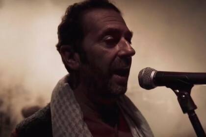 Palo Pandolfo junto a la Orquesta Fernández Fierro, en uno de los números emotivos de la noche