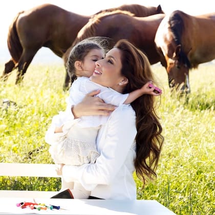 Paloma Cuevas junto a una de sus hijas (Crédito: Instagram/@palomacuevasofficial)