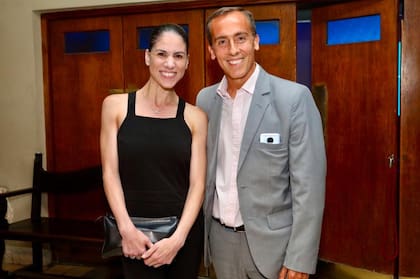Paloma Herrera junto con el periodista Hugo Alconada Mon