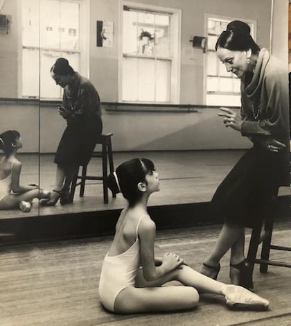 Paloma Herrera junto a su maestra Olga Ferri, quien la guió en la danza hasta los 15 años