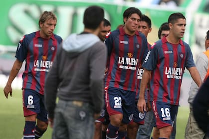 Palomino, luego de una derrota de San Lorenzo; Bottinelli, Alvarado (semitapado) y Bianchi Arce, en la imagen