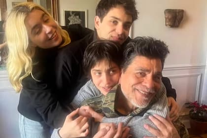 Palomino, rodeado por sus tres hijos, en el último festejo de su cumpleaños.