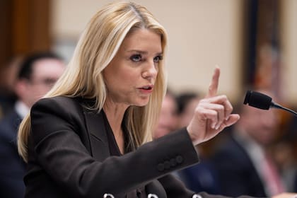 Pam Bondi en una audiencia en el Capitolio