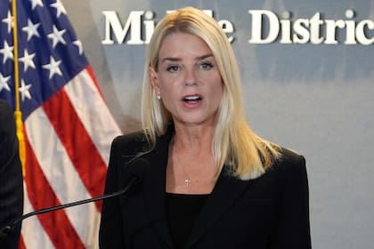 Pam Bondi habla en una conferencia de prensa en Tampa, Florida (Archivo)