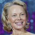 Pamela Anderson, alejada de su imagen de sex symbol, habló sobre su nueva película y sus ganas de ser abuela