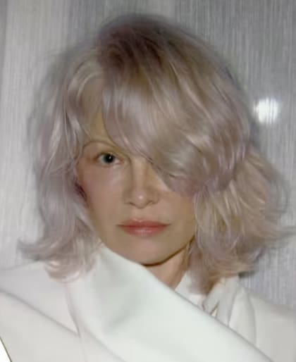 Pamela Anderson con corte de cabello shag mediano