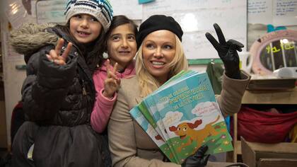 Pamela Anderson en el campo de refugiados sirios en Francia