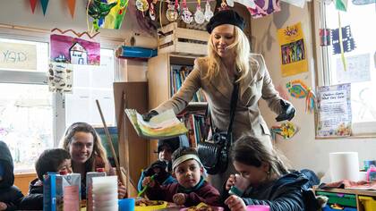 Pamela Anderson en el campo de refugiados sirios en Francia