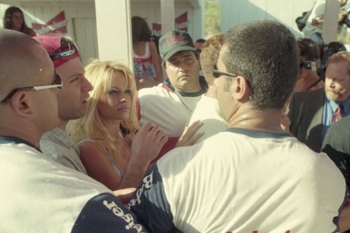 Pamela Anderson en las playas de Punta del Este en 1999, rodeada de custodios desbordados por el público