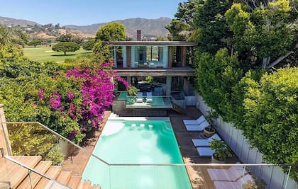 Pamela Anderson está vendiendo su casa en Malibú por $ 14,9 millones de dólares. Ella ha decidido mudarse a Canadá con su nuevo esposo y está poniendo su manguera en el mercado. Compró la casa en 2000 por $ 1.8 millones, pero ha hecho una extensa renovación y personalización a su gusto. La casa se encuentra en un lote de 6,234 pies cuadrados, con acceso a la playa privada y contiene 3 dormitorios y 3 baños. También tiene un jacuzzi de hormigón y una gran piscina.