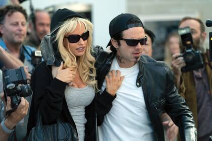 Pamela Anderson (Lily James) y Tommy Lee (Sebastian Stan) enfrentan a los paparazzis