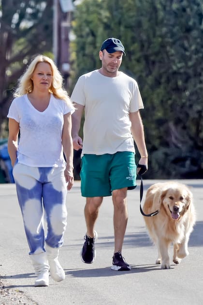 Pamela Anderson pasea a su perro con su asistente por Malibú