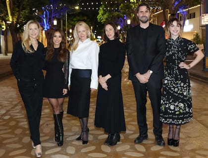 Pamela Anderson posa junto al varias de sus compañeras actrices y a la directora del film; de izquierda a derecha: Kate Gersten, Brenda Song, Anderson, Gia Coppola -directora y nieta de Francis Ford Coppola-, Andrew Wyatt y Kiernan Shipka