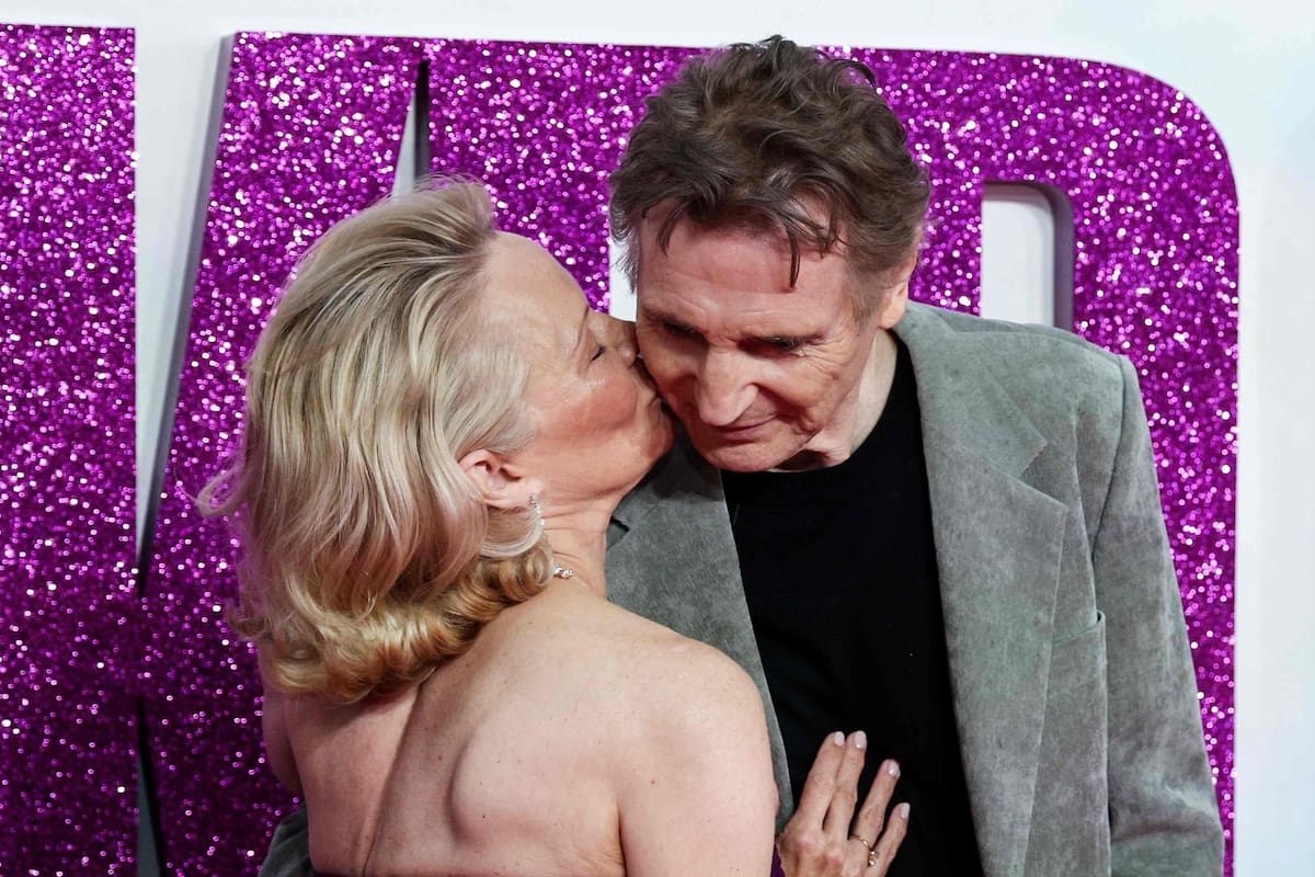 Pamela Anderson y Liam Neeson se mostraron muy cercanos en el estreno de ¿Dónde está el policía?, en Londres