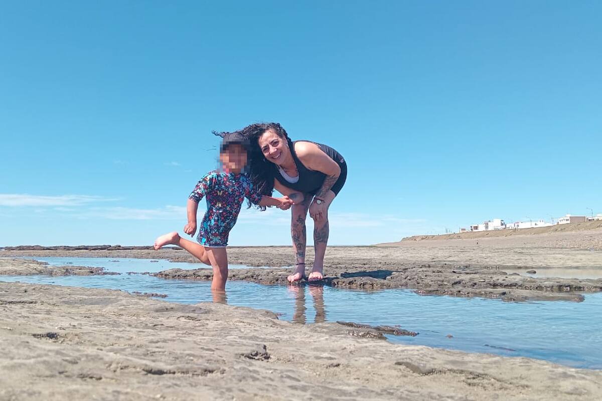 Pamela, de Santa Cruz, adoptó a María, una niña salteña de cuatro años; juntas disfrutan de la costa de Caleta Olivia