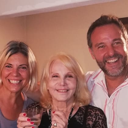 Pamela Jordán y Patricio Coutoune junto a Cristina Del Valle, la madre del actor
