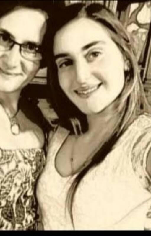 Pamela junto a su hija Brisa del Mar, que tiene 21 años.