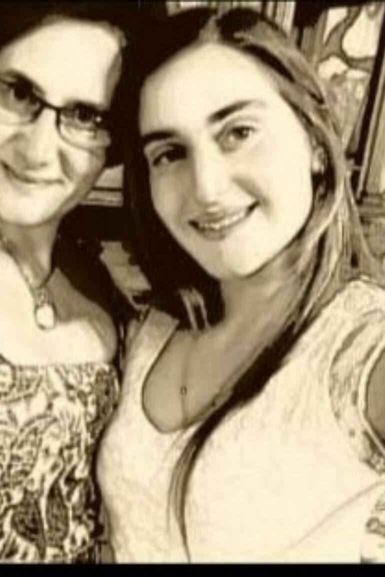 Pamela junto a su hija Brisa del Mar, que tiene 21 años.