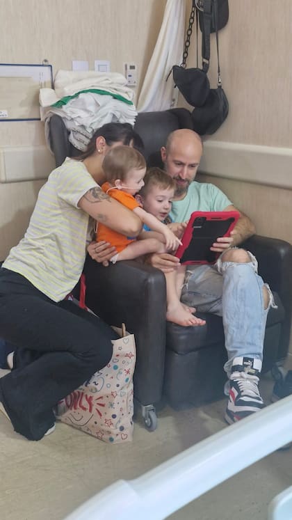 Pamela y Juan Manuel se turnan para cuidar a Felipe en el hospital junto a su otro hijo, Mateo