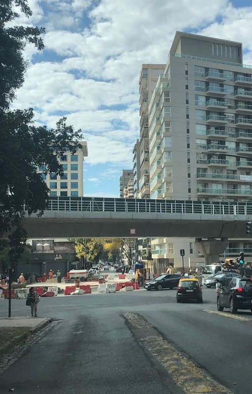 Pampa y la vía, en mayo de 2019, a punto de convertise en Pampa y el Viaducto Mitre.