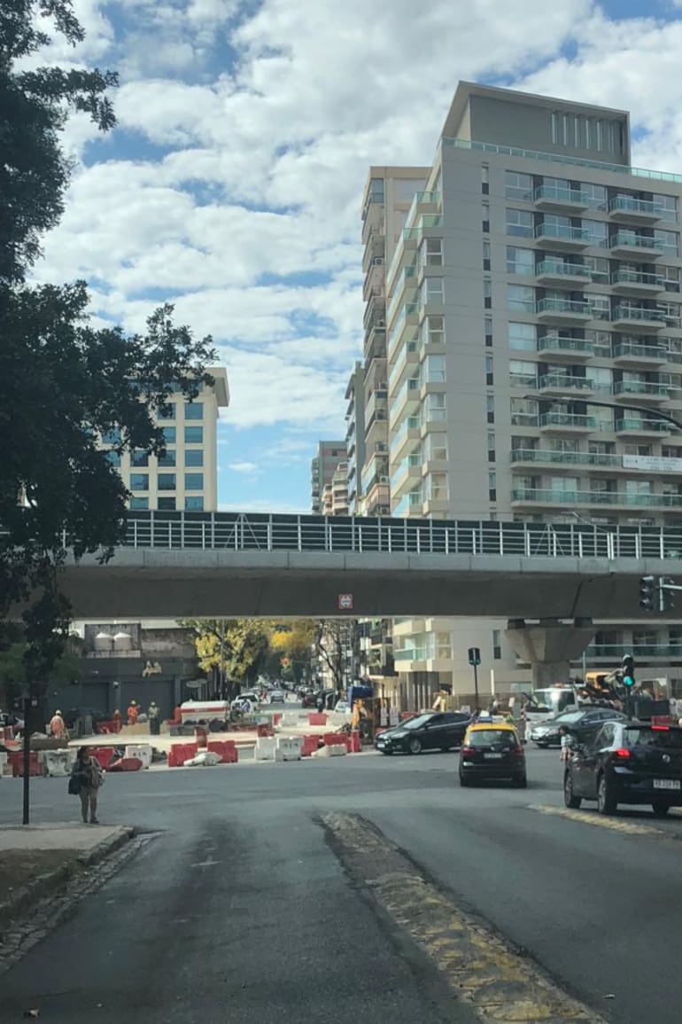 Pampa y la vía, en mayo de 2019, a punto de convertise en Pampa y el Viaducto Mitre.