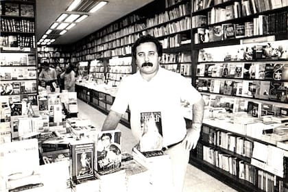 Pampín al frente de la librería Premier