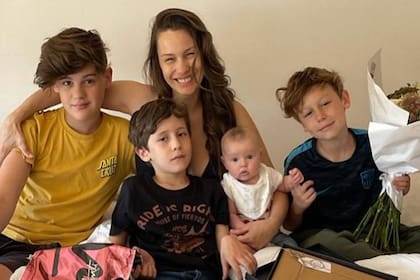 Pampita acompañó a sus hijos a la escuela (Foto Instagram @pampitaoficial)