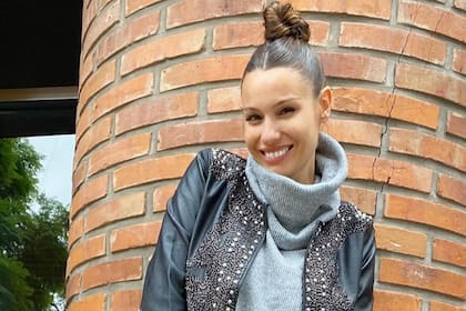 Pampita Ardohain deslumbró en la pantalla de Net TV con un sensual look, estilo "oficinista".
