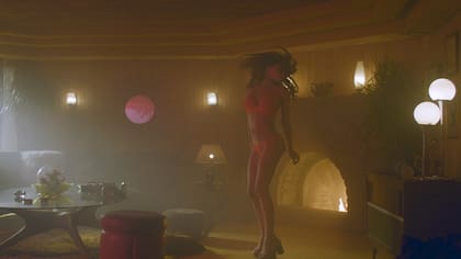 Pampita Ardohain en una escena de la película Desearás al hombre de tu hermana