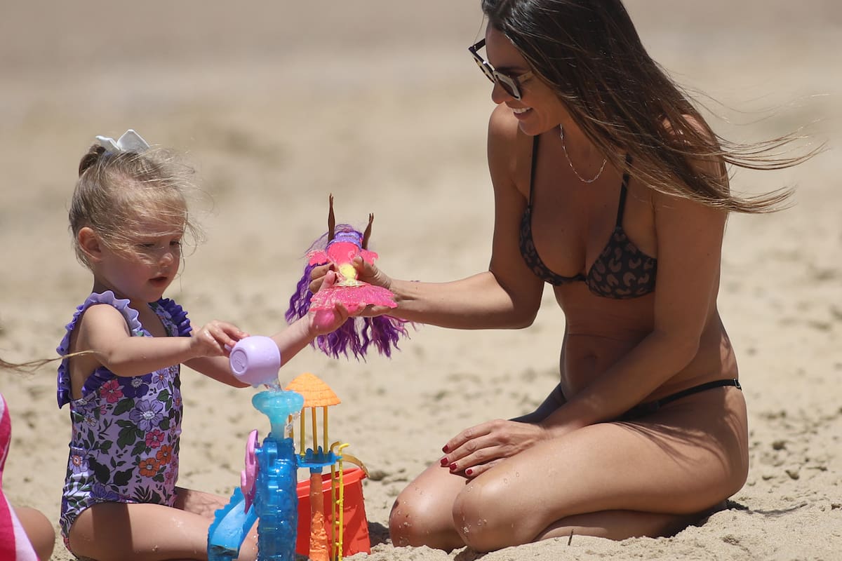 Pampita Ardohain estuvo en la playa con Roberto García Moritán y su hija Ana
