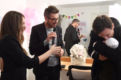Pampita Ardohain junto a Marcelo Tinelli y Roberto García Moritán en el camarín que tiene en La Academia