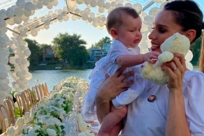 Pampita Ardohain junto a su hija Ana