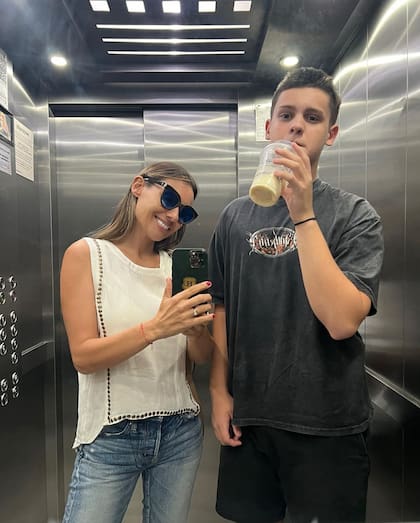 Pampita Ardohain junto a su hijo Bautista