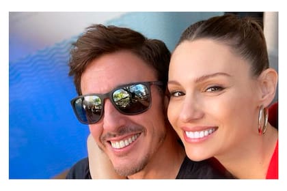 Pampita Ardohain junto a su marido, Roberto García Moritán