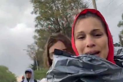 Pampita Ardohain, protegida con una bolsa de consorcio de la lluvia en la peregrinación a Luján