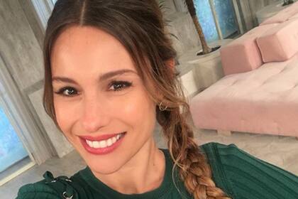 Pampita Ardohain viaja a España y se aleja unos días del acoso mediático